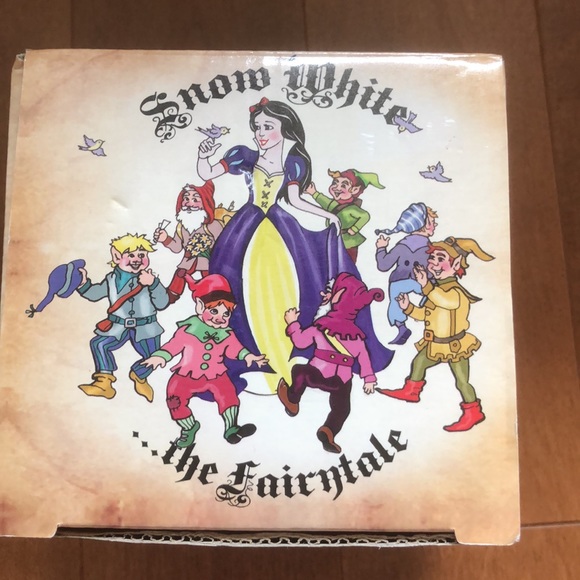 Snow White Creamer and Sugar Set - Picture 11 of 16